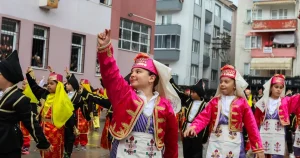 bursa-gemlikte-1470-ogrenci-sanatla-bulusuyor-2NBFmBft.webp