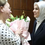 devlet-korumasindaki-cocuklarin-gonullu-annesine-bakan-goktastan-ziyaret-h4UtRxRa.webp