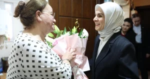 devlet-korumasindaki-cocuklarin-gonullu-annesine-bakan-goktastan-ziyaret-h4UtRxRa.webp