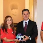 dunya-rekoru-kiran-okculardan-baskan-arasa-ziyaret-PTxBHUc2.webp
