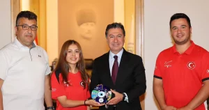 dunya-rekoru-kiran-okculardan-baskan-arasa-ziyaret-PTxBHUc2.webp