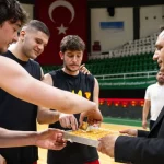sari-kirmizili-ekip-sampiyonluk-macina-bornovada-cikiyor-YaXqdLmO.webp