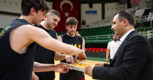 sari-kirmizili-ekip-sampiyonluk-macina-bornovada-cikiyor-YaXqdLmO.webp